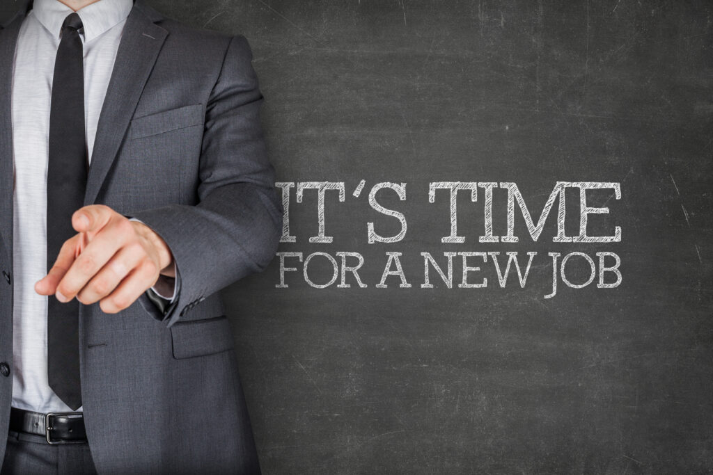 Mann mit Tafel: Es ist Zeit für einen neuen Job