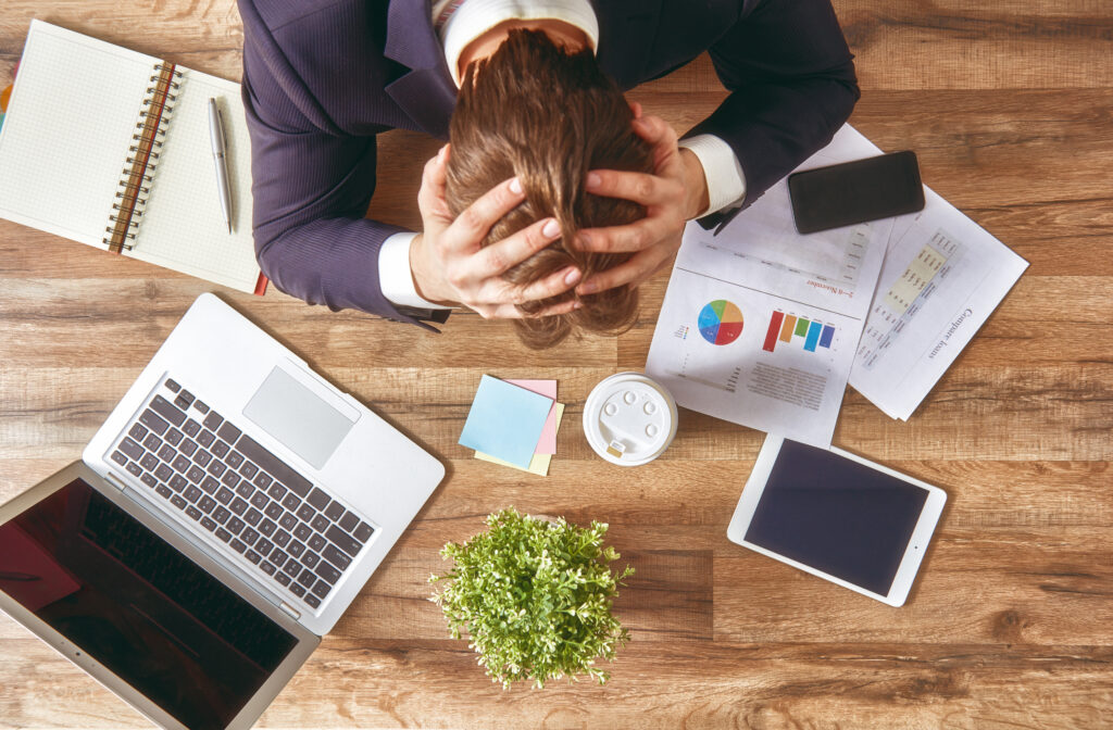 businessman,in,panic.,a,young,man,sits,at,his,desk